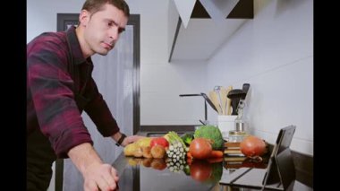 Adam tarifi tabletten izler, sonra da ustalıkla kabak doğrar.