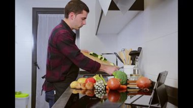 Genç adam kabak doğrarken tablet tarifi görünür.