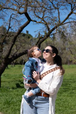 Parkta anne-kız öpüşün.