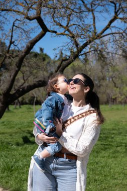 Parkta anne-kız öpüşün.