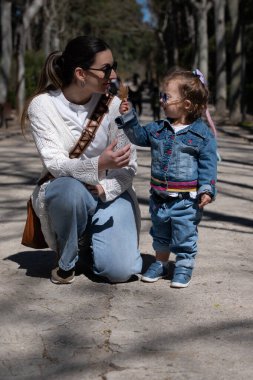 Anne ve çocuk arasındaki tatlı an.