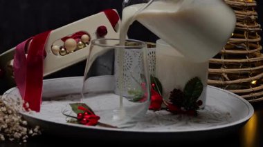 Noel kutlaması için bardakta nefis bir ev yapımı rompos içeceği hazırlıyorum.