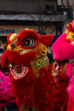 Renkli aslan dansçıları Madrid 'deki Çin Yeni Yıl Geçidi' nde gösteri yapıyorlar.