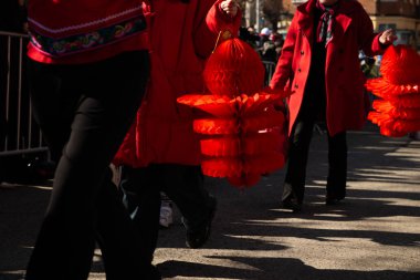 Çin 'deki yeni yıl kutlamaları sırasında kırmızı fenerler taşıyan insanlar geçit töreni yapıyorlar, Madrid.