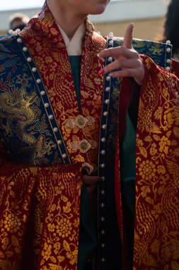 Şenlikli bir kutlama sırasında geleneksel Çin el sanatları kostümü giymiş bir kadın.