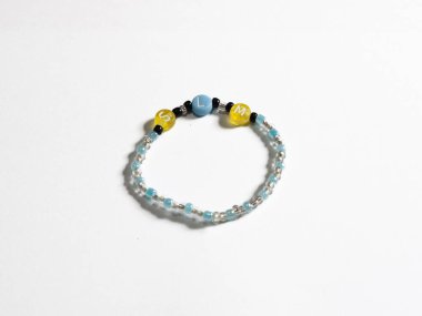 Beyaz arka planda izole edilmiş çocuk bileziği.