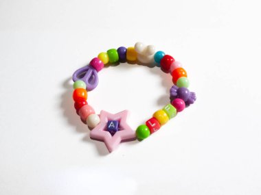 Beyaz arka planda izole edilmiş çocuk bileziği.