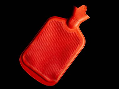 Acıyan bir mideye baskı yapmak için sıcak su şişesi..