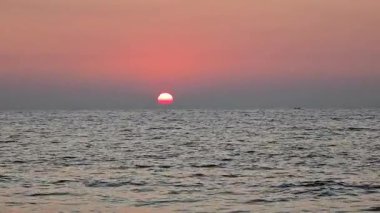 Sahilde gün batımı, sahilde gün batımı, denizde ya da okyanusta gün batımı.