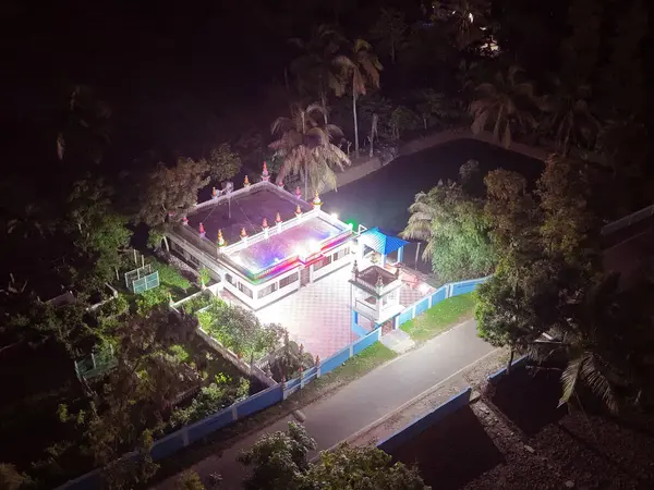 Geleneksel bir köy camiinin robot resmi ve yeşil doğada bir mezarlık. Göletli ve yemyeşil yemyeşil bir tapınak, yemyeşil bir cami..