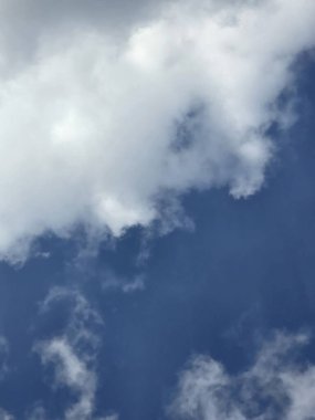 Açık Mavi Gökyüzü, Kabarık Beyaz Bulutlar, Parlak Mavi Gökyüzü, parlak ince bulutlar