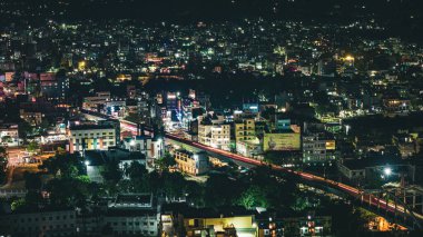 Gün batımından sonra şehir manzarası. Hava İHA görüntüleri kuruluyor.