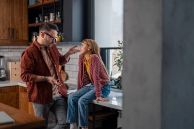 Önemseyen baba ve tatlı küçük kızı bir sorunu çözüyorlar, basit bir konuşmayla bir çözüm buluyorlar. Aile içinde iletişim ve destek.