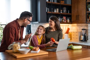 Ağaç ailesi aile yemeği hazırlarken eğleniyor. Büyük bir gülümsemeyle birbirinize bakıyorsunuz. Aile eğlencesi ve eğlence, sevgi dolu ilişkiler kavramı.
