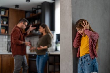 Aile kavgası yüzünden kalbi kırık bir çocuk kulaklarını kapatıyor. Hamile bir kadın kocasıyla kavga ediyor. Birbirlerine bağırıyor, evliliklerinde sorun yaşıyor..