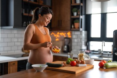 Müstakbel anne güne sağlıklı bir kahvaltıyla başlıyor. Evdeki mutfakta kahvaltı hazırlıyorum. Yemek yapmayı seviyorum. Organik gıda seçiyorum..