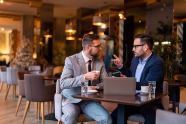 İki ciddi iş adamı, şık ve şık şirket liderleri, başarılı CEO yöneticileri, restoranda buluşup iş stratejisi planlarını tartıştılar, riskleri değerlendirdiler, kahve içtiler..