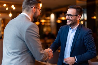 İş ortaklığı toplantısı konsepti. Başarılı iş adamları iyi bir anlaşmadan sonra el sıkışıyor..