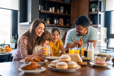 Evde kahvaltı mutlu bir aile portresi.