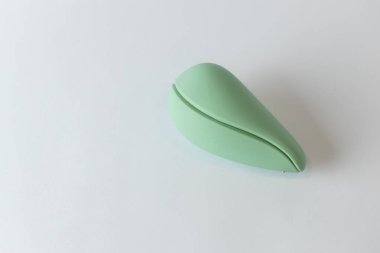 Beyaz arka planda, naneli yumurta şekline yakın bir yerde. Kadın vibratör, çeşitli seks oyuncakları, neme dayanıklı modern aletler.