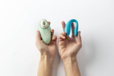 Beyaz arka plan üzerinde çift nüfuz için kadın radon mavi vibratör ve naneli vakum zevk iki su geçirmez modern cihaz çeşitliliği için çift değiştirme