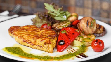 Ukrayna mutfağının beyaz tabağı. Avrupa mutfağı. Sağlıklı yemek, ızgara sebze, balzamik ve pesto soslu taze ot restoranı.