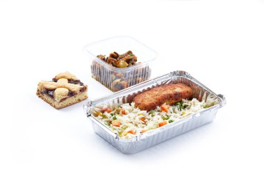 Beyaz arka planda tek kullanımlık plastik ve folyo sofra takımı aperatifleri Çin buğulama pirinçli sebzeli ve balık pirzolası taze sebzeli tatlı kek yiyen