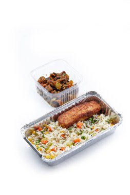 Beyaz arka planda tek kullanımlık plastik ve folyo sofra takımı aperatifleri Çin buğulamalı pirinç ve sebzeli balık pirzolası ve haşlanmış sebzeler sağlıklı beslenme