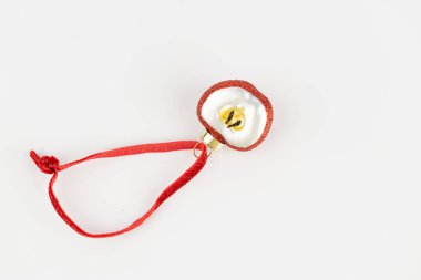 Beyaz arka planda elma meyvesi şeklinde bir Noel ağacı oyuncağı yatar kırmızı bir halat üzerinde yeni yıl oyuncakları modern dekorlu parıltılı oyuncaklar