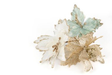 yakın plan beyaz arka plan üç dekoratif Noel ağacı oyuncağı uzanır büyük çiçekler şeklinde beyaz mavi ve altın kesimli Noel ağacı pastel renkleri modern dekor