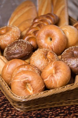 Tohumlu, yuvarlak, hafif çörekler. Yeni hazırlanmış fırın beyaz ekmek karbonhidrat diyeti. İçine beyaz susam tohumları serpiştirilmiş.