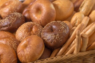 Tohumlu, yuvarlak, hafif çörekler. Yeni hazırlanmış fırın beyaz ekmek karbonhidrat diyeti. İçine beyaz susam tohumları serpiştirilmiş.