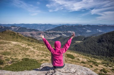 Kız onunla dağlarda arka plan üzerinde ellerini