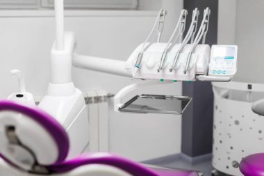 Diş tedavisi ve protezleri için yeni profesyonel diş muayenehanesi. Sağlıklı gülümseme. Ama dişçi aletleri.