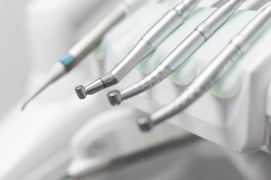 Diş tedavisi ve protezleri için yeni profesyonel diş muayenehanesi. Sağlıklı gülümseme. Ama dişçi aletleri.