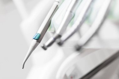 Diş tedavisi ve protezleri için yeni profesyonel diş muayenehanesi. Sağlıklı gülümseme. Ama dişçi aletleri.