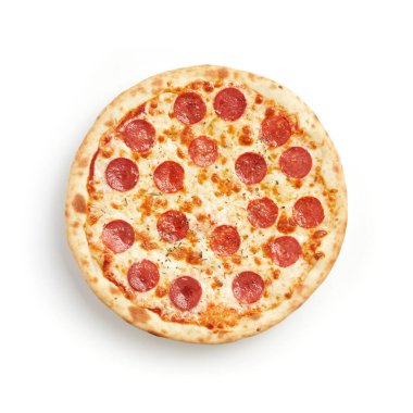 ... beyaz arka planda büyük bir pizza için büyük bir şirket pizzası. İçinde fesleğen ve altın hamurlu peynir serpiştirilmiş peynirli, peynirli ve sosisli. 