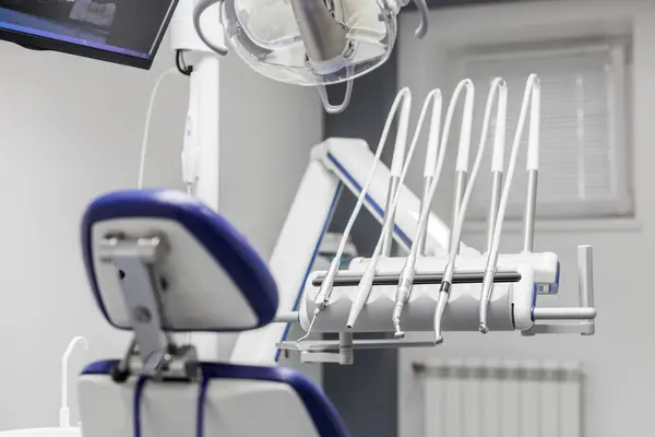 Yeni, profesyonel diş hekimliği ve diş protezi. Sağlıklı gülümseme. Ama dişçi aletleri.