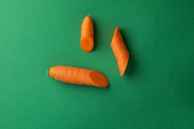 Sebzelerin yakın plan fotoğrafı koyu yeşil arka plan turuncu havuçlar salata ya da çorba için kesilmiş taze sebzeler sağlıklı yaşam tarzı köşegen kesimi B vitamini.