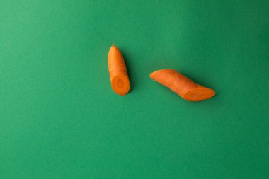 Sebzelerin yakın plan fotoğrafı koyu yeşil arka plan turuncu havuçlar salata ya da çorba için kesilmiş taze sebzeler sağlıklı yaşam tarzı köşegen kesimi B vitamini.