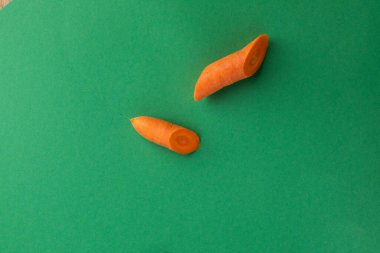 Sebzelerin yakın plan fotoğrafı koyu yeşil arka plan turuncu havuçlar salata ya da çorba için kesilmiş taze sebzeler sağlıklı yaşam tarzı köşegen kesimi B vitamini.