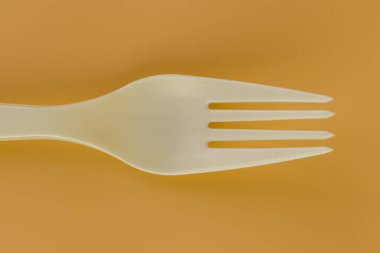 Yumuşak sarı arka plan çift plastik beyaz çatal kullan-at sofra takımı eko teknolojisi gezegendeki piknik seti için yeniden kullanılabilir.