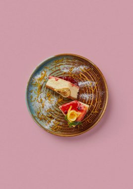 Enfes Katmanlı Kek: Canlı Çilek ve Limonlu Tatlı Yenebilir Altınla Yumuşak Pembe Arkaplan Karşısında Dekoratif Tabakta