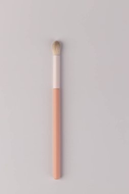 Bu makyaj fırçası yumuşak, sivri bir fırça başı ve göz farı, kapatıcı ve diğer makyaj ürünlerinin kusursuz bir şekilde uygulanması ve harmanlanması için tasarlanmış şık bir sapa sahiptir..