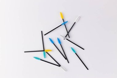 Bu resim, parlak beyaz bir arka planda sanatsal olarak düzenlenmiş çeşitli rimel çeşitliliğini gösteriyor. Makyaj aşıkları ve güzellik uzmanları için ideal..