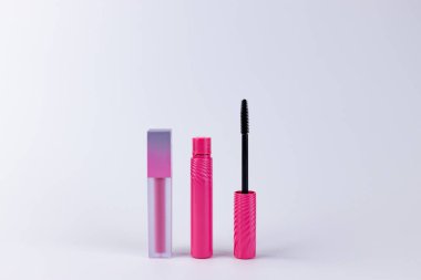 Görüntü, parlak bir dudak ürünü ve hem göz kamaştırıcı pembe renkte rimel içeren şık bir koleksiyon içeriyor. Güzellik ve tarz tutkunları için ideal..