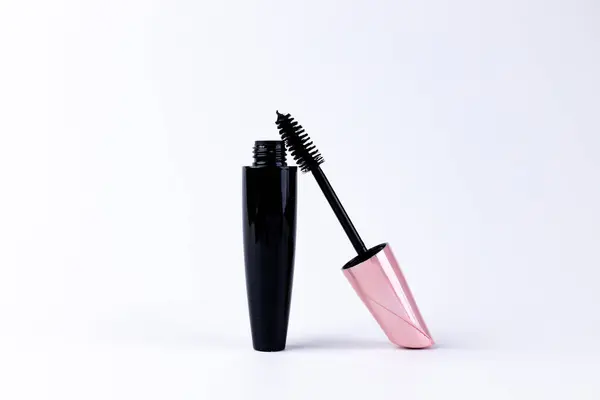 Bu resimde pembe şapkalı ve içinden fırça çıkan zarif bir siyah rimel tüpü var. Makyaj yapmak ve çarpıcı bir görünüm için kirpikleri geliştirmek için mükemmel..