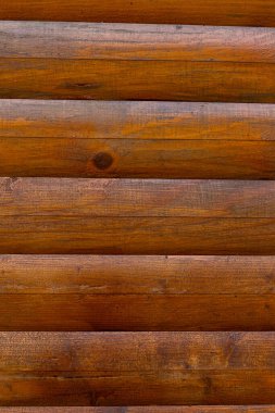 Bu resim, doğa severler ve tasarım meraklıları için mükemmel olan ve kırsal atmosferi geliştiren sıcak kahverengi bir renkle vurgulanmış bir dizi yatay ahşap kütük sergiliyor..