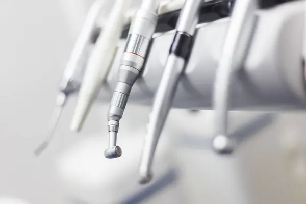 Görüntü, klinikteki prosedürler sırasında diş bakımı ve diş hijyeninde kullanılan modern teknolojinin sergilendiği bir diş aletleri koleksiyonu sergiliyor..