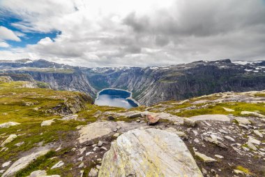 Büyüleyici bir manzara, yükselen kayalıkların, yemyeşil yeşilliklerin ve dinamik bulutlarla süslenmiş Norveç 'in eşsiz güzelliklerini gözler önüne seriyor..